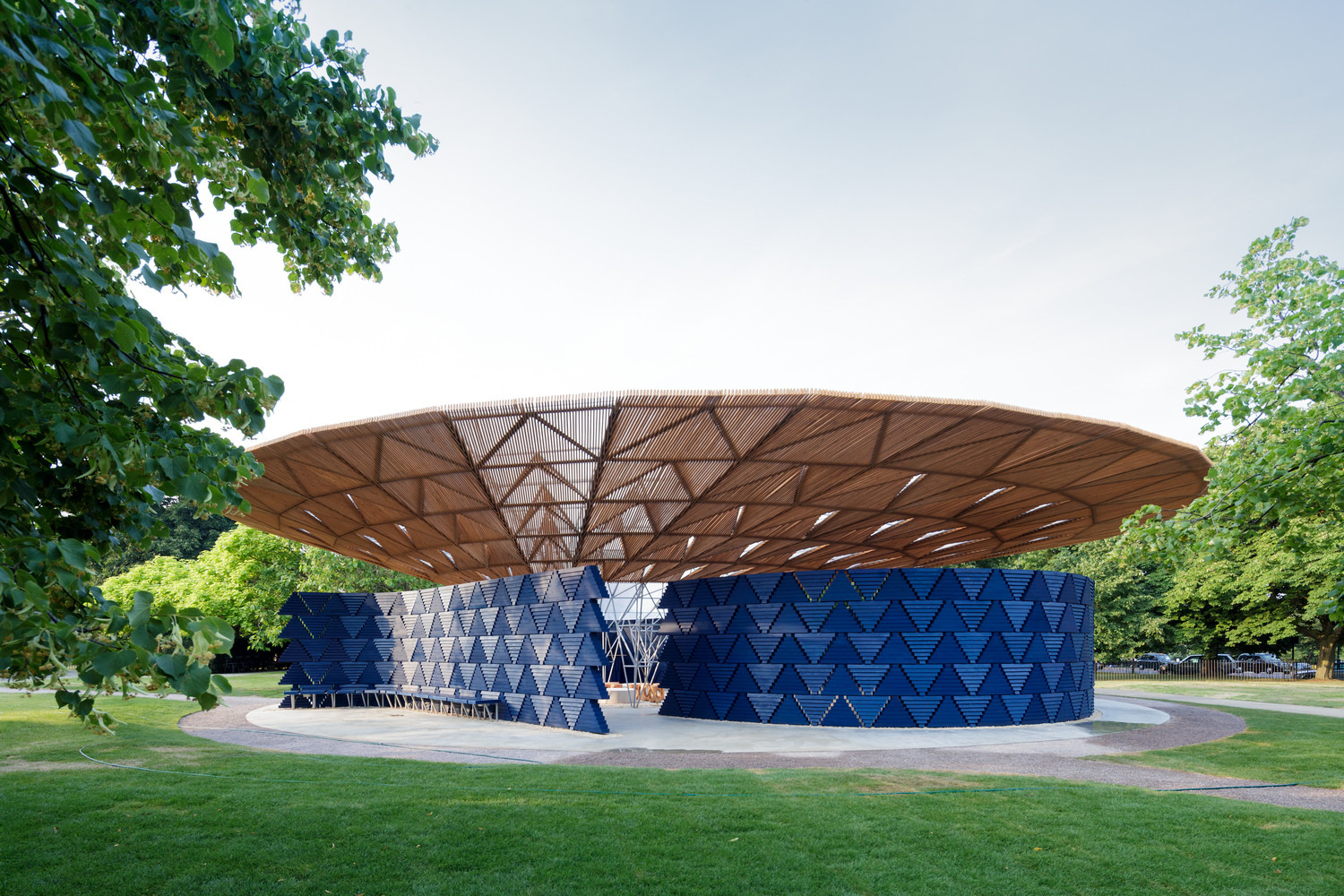O rok později se Francis Kéré zapojil do projektu i ve Velké Británii. Pro Kensingtonský park v Londýně navrhl dočasný Serpentine Pavilion, který zde stál v letních měsících roku 2017. Tématem se znovu stalo propojení kulturních odkazů Kérého rodné Burkiny Faso s experimentálními stavebními technologiemi.