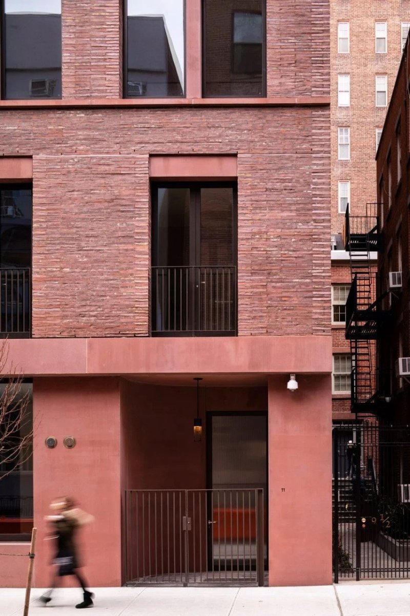 Bytovka z červeného betonu od David Chipperfield Architects