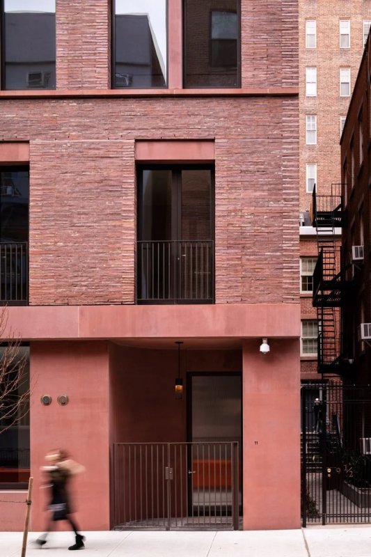 Bytovka z červeného betonu od David Chipperfield Architects