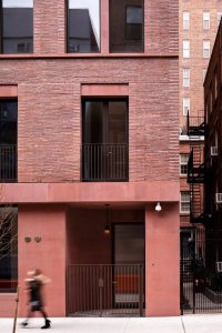Bytovka z červeného betonu od David Chipperfield Architects