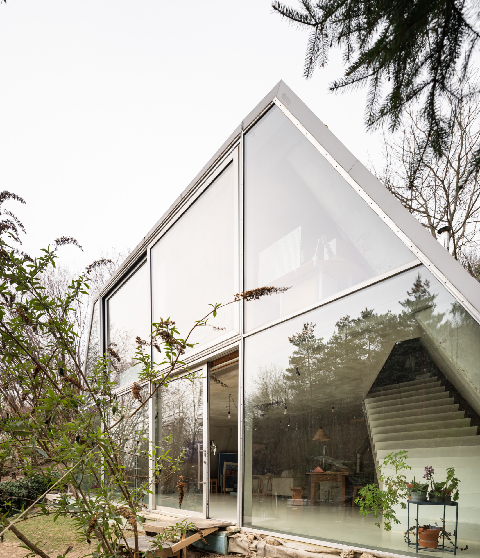 Rodinný dům Pernek, ksa_studeny: Skrze jižní stranu se dům maximálně otevírá svému okolí