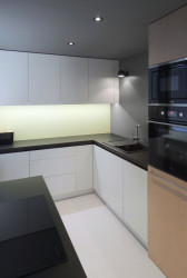 Kuchyňská linka s čenými akcenty. Studio ČTYŘI STĚNY, Rekonstrukce bytu v Krči - foto