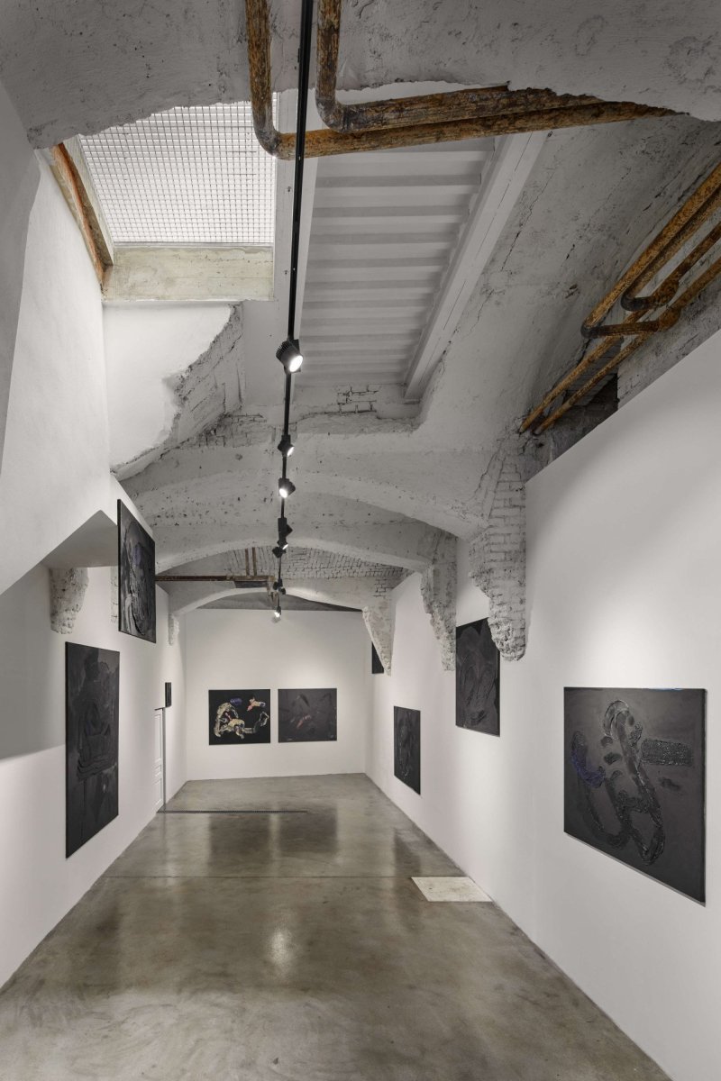 Interiér Galerie Karpuchina v Praze od studia Plus One Architects