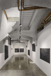 Interiér Galerie Karpuchina v Praze od studia Plus One Architects