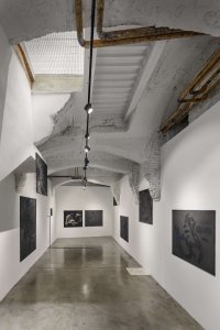 Interiér Galerie Karpuchina v Praze od studia Plus One Architects