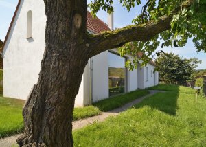 Novostavba rodinného domu spadá do památkové zóny Mníšku pod Brdy, architekti museli dodržet předepsaná kritéria a stavbu přizpůsobit místnímu kontextu. (Rodinný dům v Mníšku pod Brdy, 3+1 architekt)