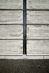 Detail hliněných stěn (věž v Chamsu, Bolthauser Architekten a další)