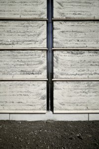 Detail hliněných stěn (věž v Chamsu, Bolthauser Architekten a další)