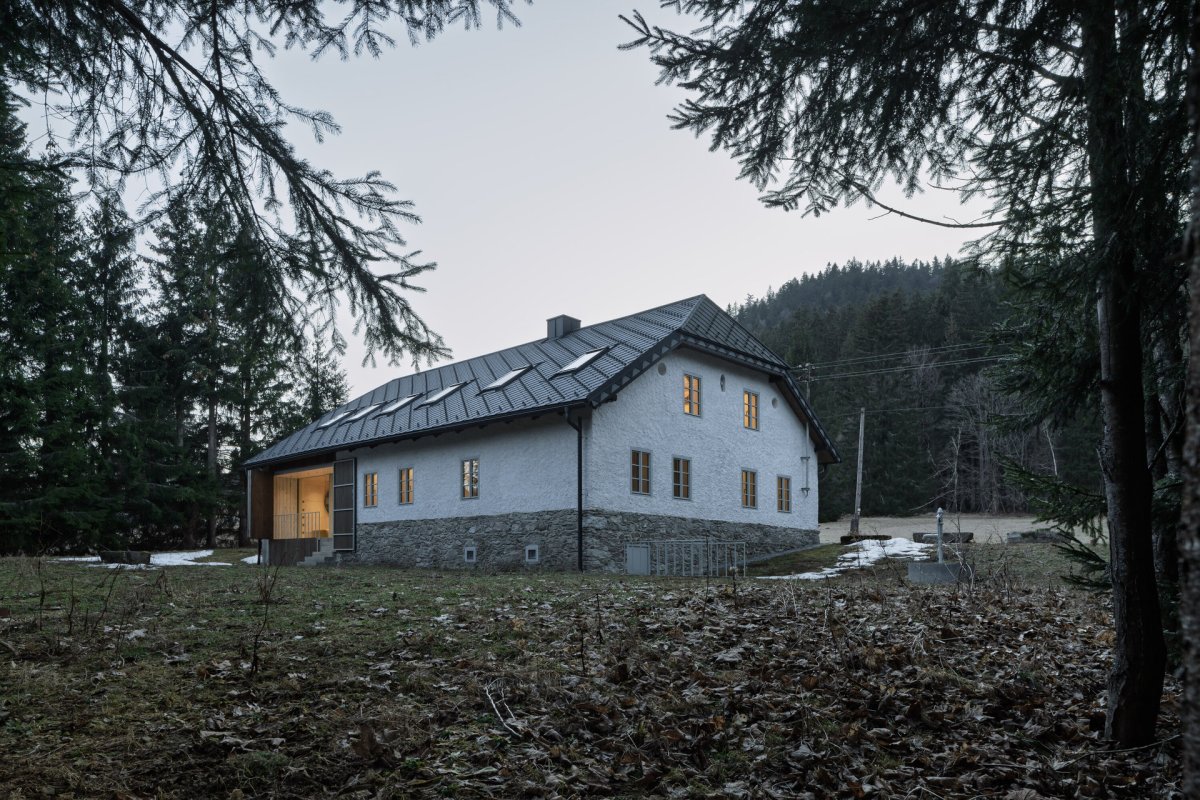 Hospodářská část byla hodně stavebně narušená. (Rekonstrukce chalupy Borová Lada; Studio Plyš)