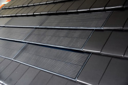 Při pokládání modulů přímo na latě nedochází k žádné následné penetraci doplňkové hydroizolační vrstvy nebo nadkrokevní izolace.