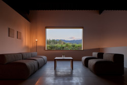 Vše splývá do harmonického celku (Sídlo a showroom Janošík, Jakub Janošík)