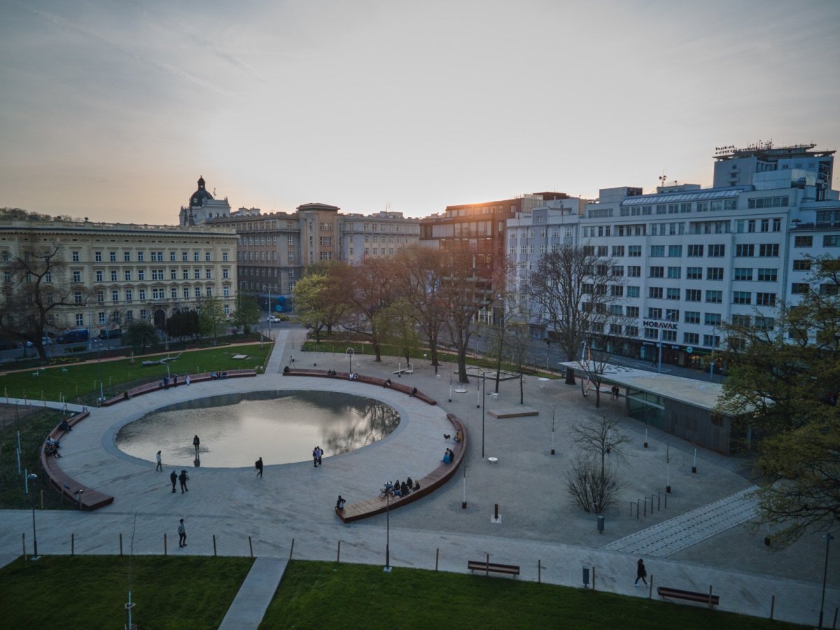 Park na Moravském náměstí v Brně od Consequence Forma