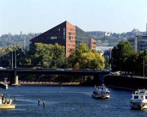 Danube House je pravděpodobně nejvýraznější budovou River City