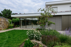 Útočiště pro relaxaci otevřené do zeleně zahrady. 