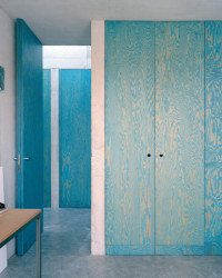 Vila Bôrik, PLURAL, LABAK - Pohledovému betonu kontrastují dveře a vestavěný nábytek modré barvy s viditelnou texturou dřeva