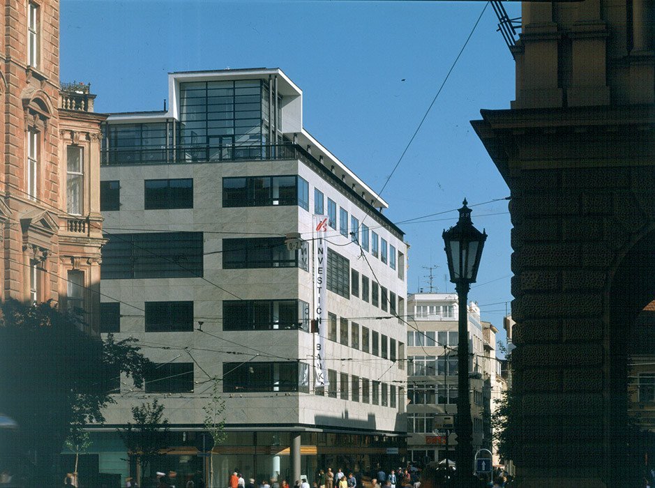 1996 – Budova Investiční a poštovní banky v Brně, Burian-Křivinka.

Jako historicky první stavba od českých architektů se na shortlist Mies van der Rohe Award dostala roku 1996 budova Investiční a poštovní banky v Brně od domácí architektonické kanceláře Burian-Křivinka.