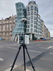 RTC360 “v akci” u Tančícího domu na Rašínově nábřeží v Praze. RTC360 je vlajkovou lodí výrobce Leica mezi statickými skenery, který umožňuje vysokorychlostní sběr dat při zachování maximální kvality.