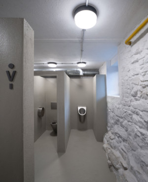 Veřejné toalety jsou vloženy do suterénu sousedního objektu. (Pivovarské terasy; Steiner a Malíková krajinářští architekti, Roman Brychta Architekti)