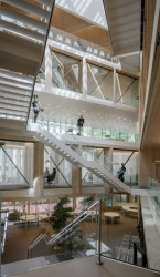 Uprostřed je trojúhelníkové atrium. (knihovna Gabriela Garcíi Márqueze v Barceloně)