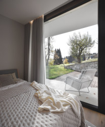 Dům obsahuje také dvě ložnice, každou se svým vlastním výhledem