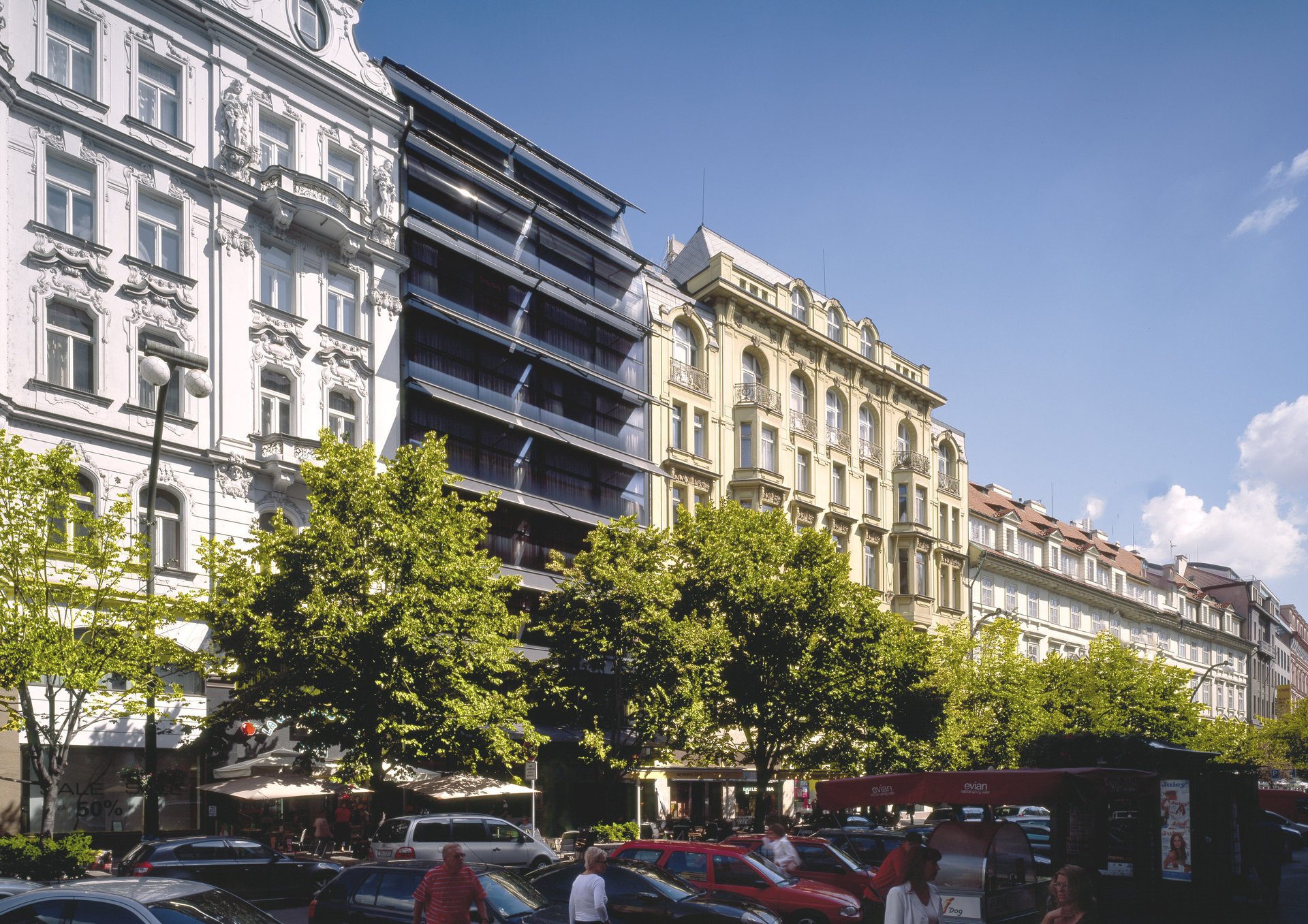 Hotel s vysutou fasádou se vymezuje vůči historickým budovám na národní třídě.  (Moderní hotel ve Starém Městě; Chalupa architekti a partneři)