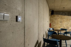 Informační centrum v kostele Panny Marie Vítězné v Praze. Architekturu navrhl AP Atelier.