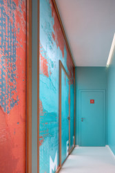 Interiér rehabilitačního centra CRIMED v Poděbradech od designérky Kateřiny Kersey a architektky Lucie Náhlovské