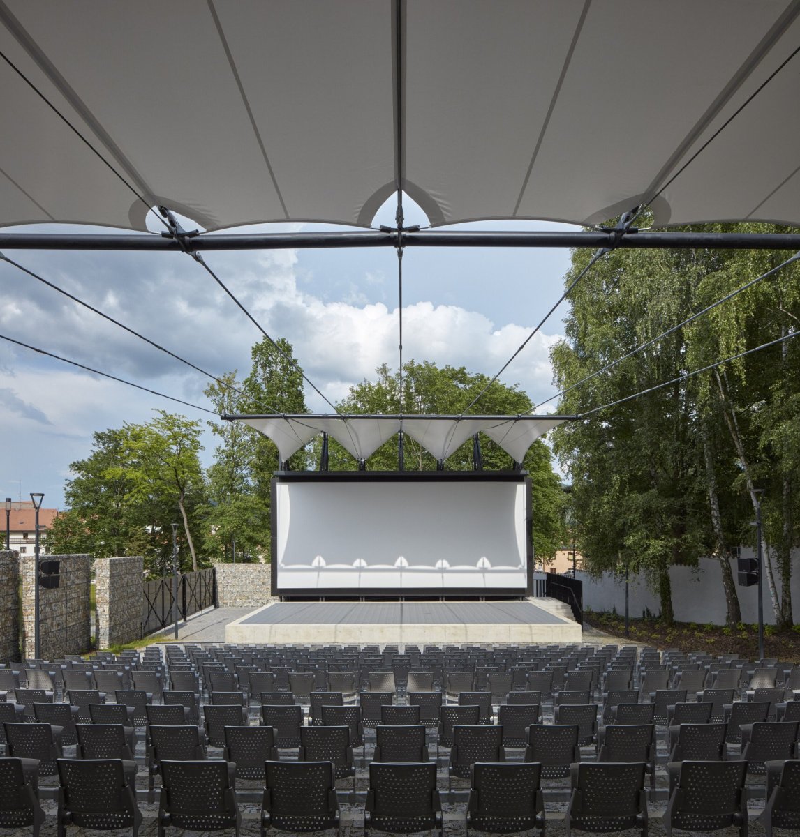 Letní kino Prachatice, Mimosa Architekti: Textilní zastřešení zlepšuje akustiku a zvyšuje komfort účinkujících i diváků