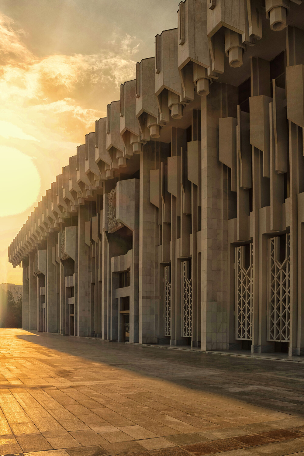 Palác přátelství národů z roku 1981. Spolu s ním jsou nově v UNESCU další muzea, výstavní síně, hotely, obytné soubory, kulturní instituce nebo infrastruktura Taškentu. Celkem jde o deset staveb.