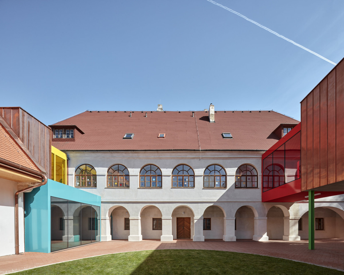 Fuuze, Public Atelier, Přestavba fary ve Vřesovici na základní školu, 2016–2019