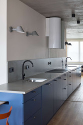 Pohled do kuchyně (Panelákový byt Nad obzorem; Iva Hájková Studio)