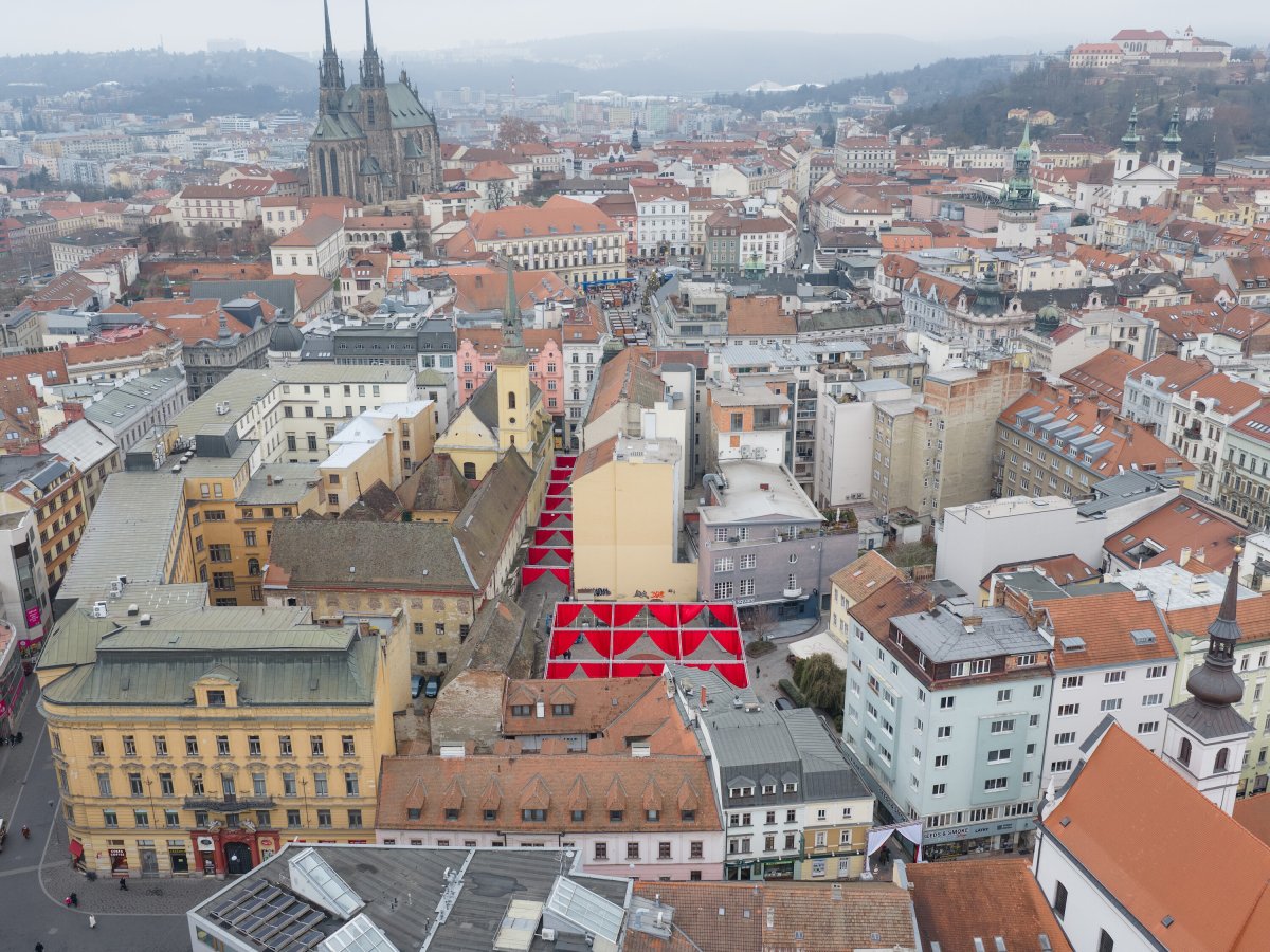 Římské náměstí je spíš zanedbaný plácek (Peer Collective a Kateřina Šedá, Festival vánočních zlozvyků)