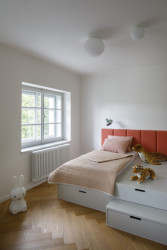 V patře mají své zázemí děti. (Rekonstrukce prvorepublikové vily v Praze, Lenka Míková Architekti)