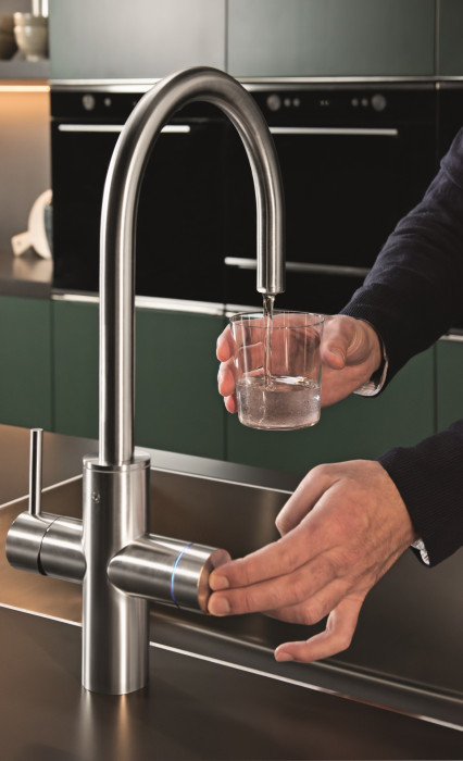 Filtrační baterie Mythos Water Hub All in One od Franke pro filtrovanou vodu horkou, studenou i perlivou.