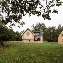 Z původní stavby si zachovala půdorys ve tvaru písmene L, hmotu a robustní kamennou podezdívku. (Chata Lipka na Šumavě, Harazim Karel Architektura)