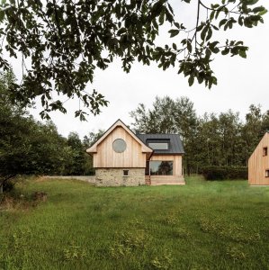 Z původní stavby si zachovala půdorys ve tvaru písmene L, hmotu a robustní kamennou podezdívku. (Chata Lipka na Šumavě, Harazim Karel Architektura)