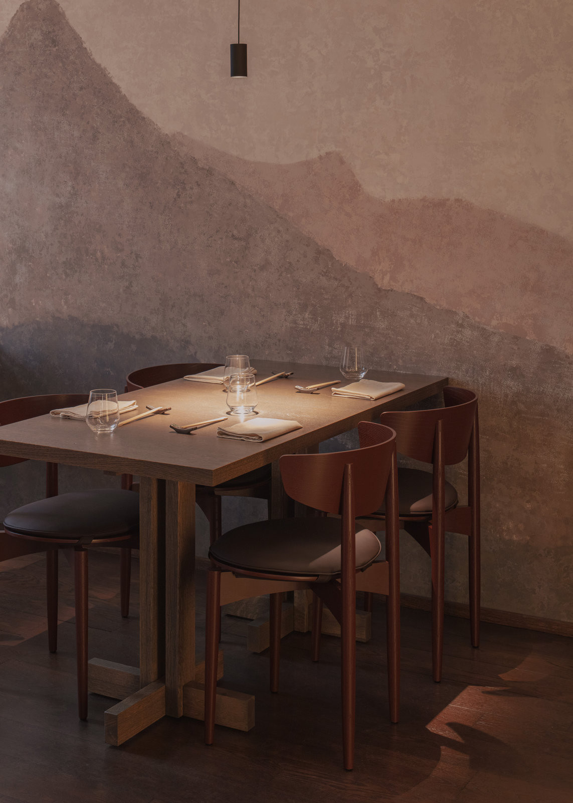 Minimalistický mobiliář restaurace v harmonii s hrubou omítkou (Yami Sushi House; annaMAT)