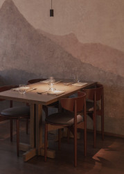 Minimalistický mobiliář restaurace v harmonii s hrubou omítkou (Yami Sushi House; annaMAT)