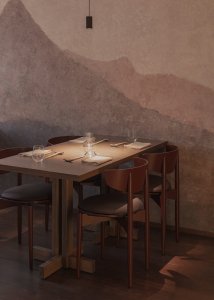 Minimalistický mobiliář restaurace v harmonii s hrubou omítkou (Yami Sushi House; annaMAT)
