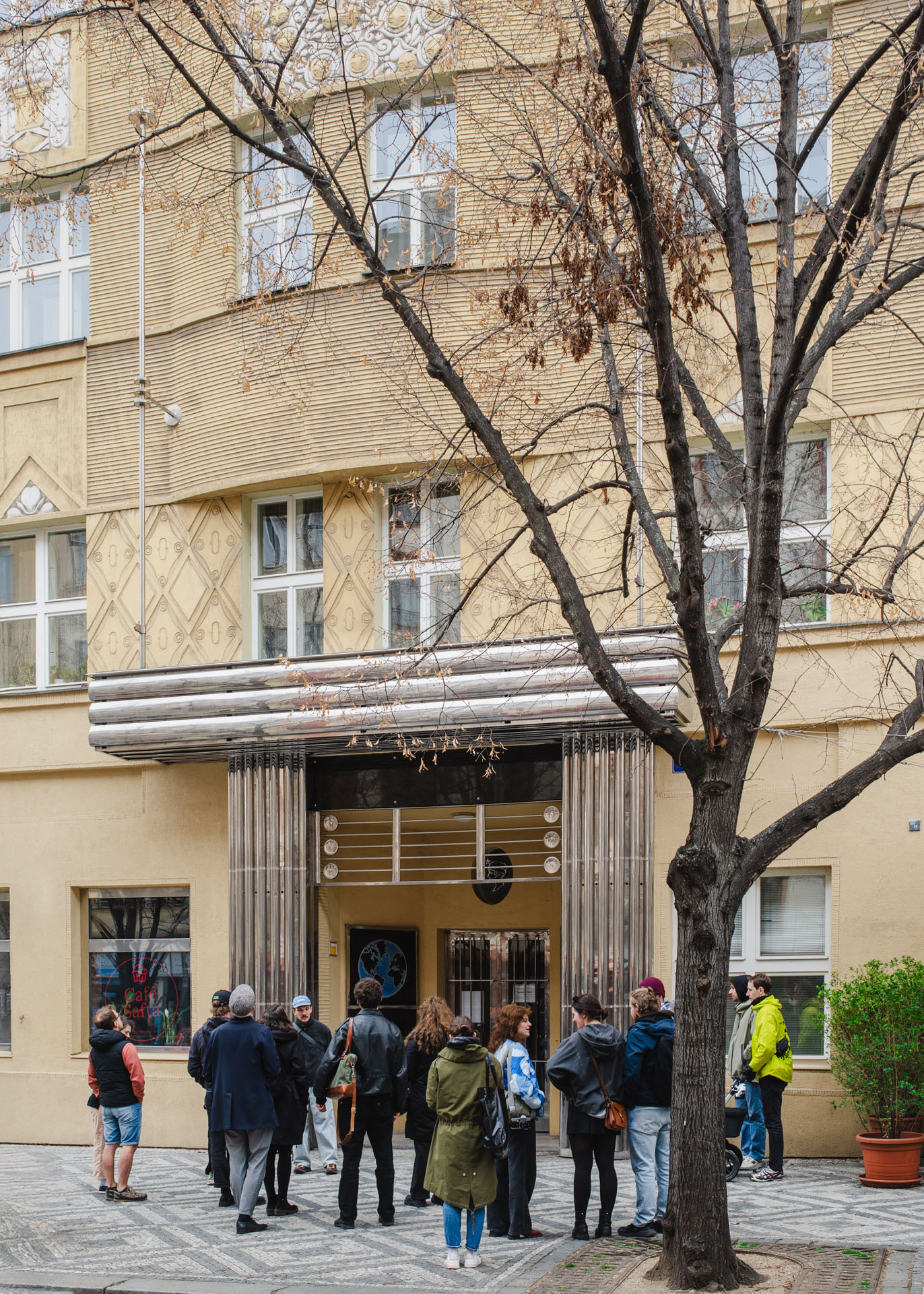 Komentované procházky architekta Jana Bureše a historika architektury Adama Štěcha odhalí svět pražských meziválečných činžovních domů.