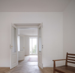 Uvnitř bylo navrženo dohromady deset bytů o dispozicích 2+kk a 3+kk.