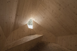 Útulna Kømen v Krkonoších – Dalibor Hlaváček, Martin Čeněk, Julie Kopecká, & tým studentů FA ČVUT