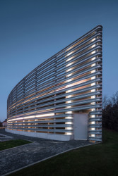 Parkovací dům od Zdeňka Fránka v Dolních Břežanech