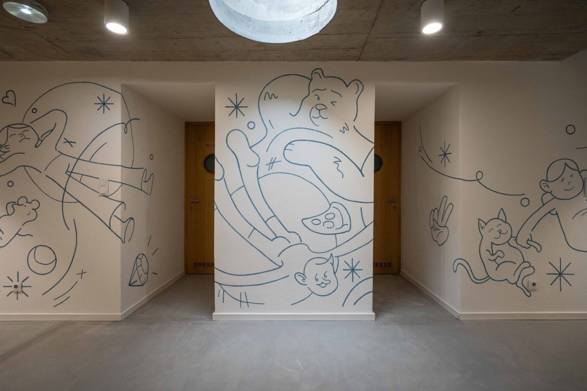 Ilustrace na stěně. Navrhl Šimona Marka a jeho studio Detektivní kancelář. Malovali architekti. (Nízkoprahový klub Relax, atakarchitekti)