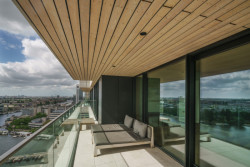 Dřevěné jsou i spodní strany balkonů.  (V Team, dům Haut)