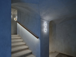 Osvětlení na schodišti svým tvarem připomíná sférická vesmírná tělesa. (Rekonstrukce měšťanský dům na Valdštejnském náměstí, Formafatal)
