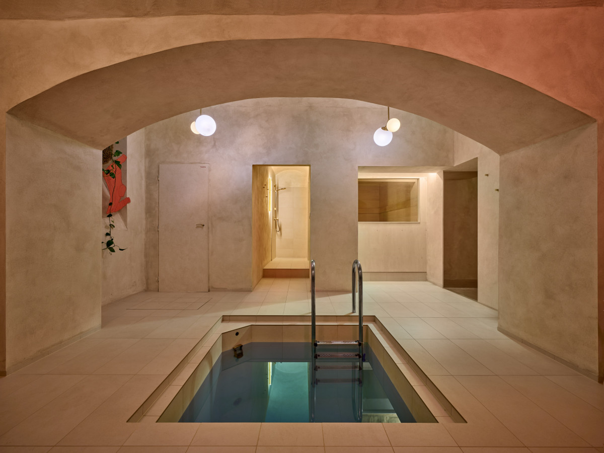 Komunitní sauna v suterénu brněnského domu na místě bývalého nočního klubu s bazénem. (Komunitní sauna; Jana Štěrbáková, Eduard Štěrbák)