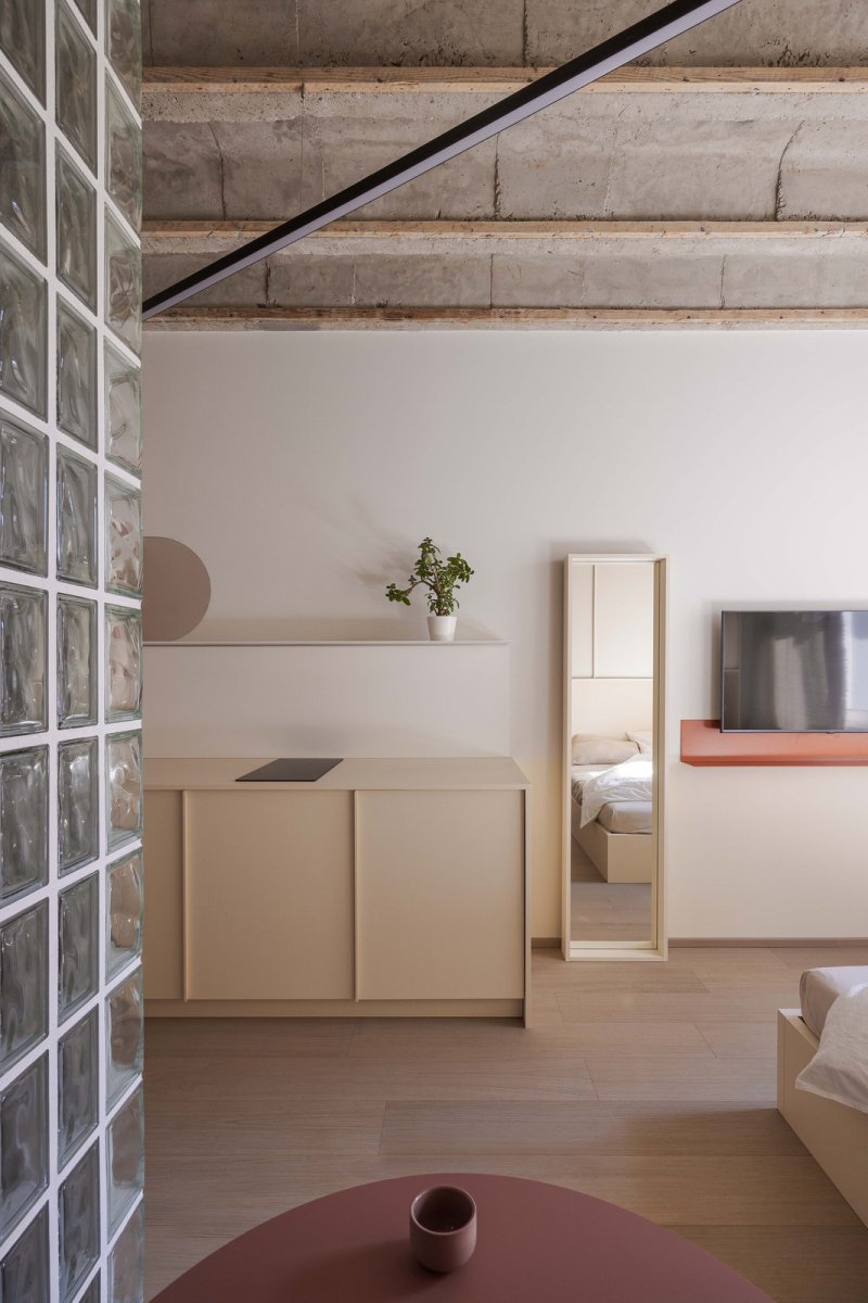 Sluneční světlo proniká okny do kompaktního, ale útulného prostoru. (Metropol Be One Apartments v Bratislavě od BEEF ARCHITEKTI)