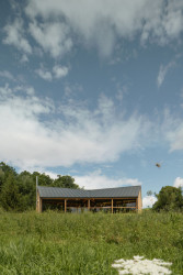 Směrem na jih je dům prosklený. (Víkendový dům v Českém ráji, NEW HOW Architekti)