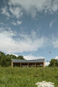 Směrem na jih je dům prosklený. (Víkendový dům v Českém ráji, NEW HOW Architekti)